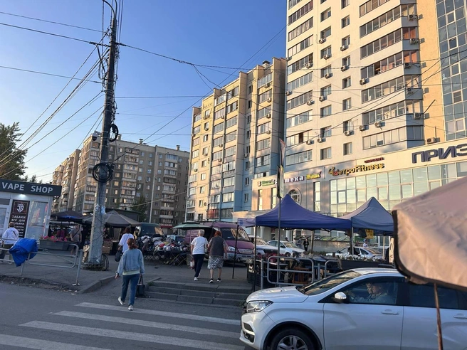 Торгуют тут чем попало — то сумками и трусами, то фруктами и мясом | Источник: читатель 74.RU