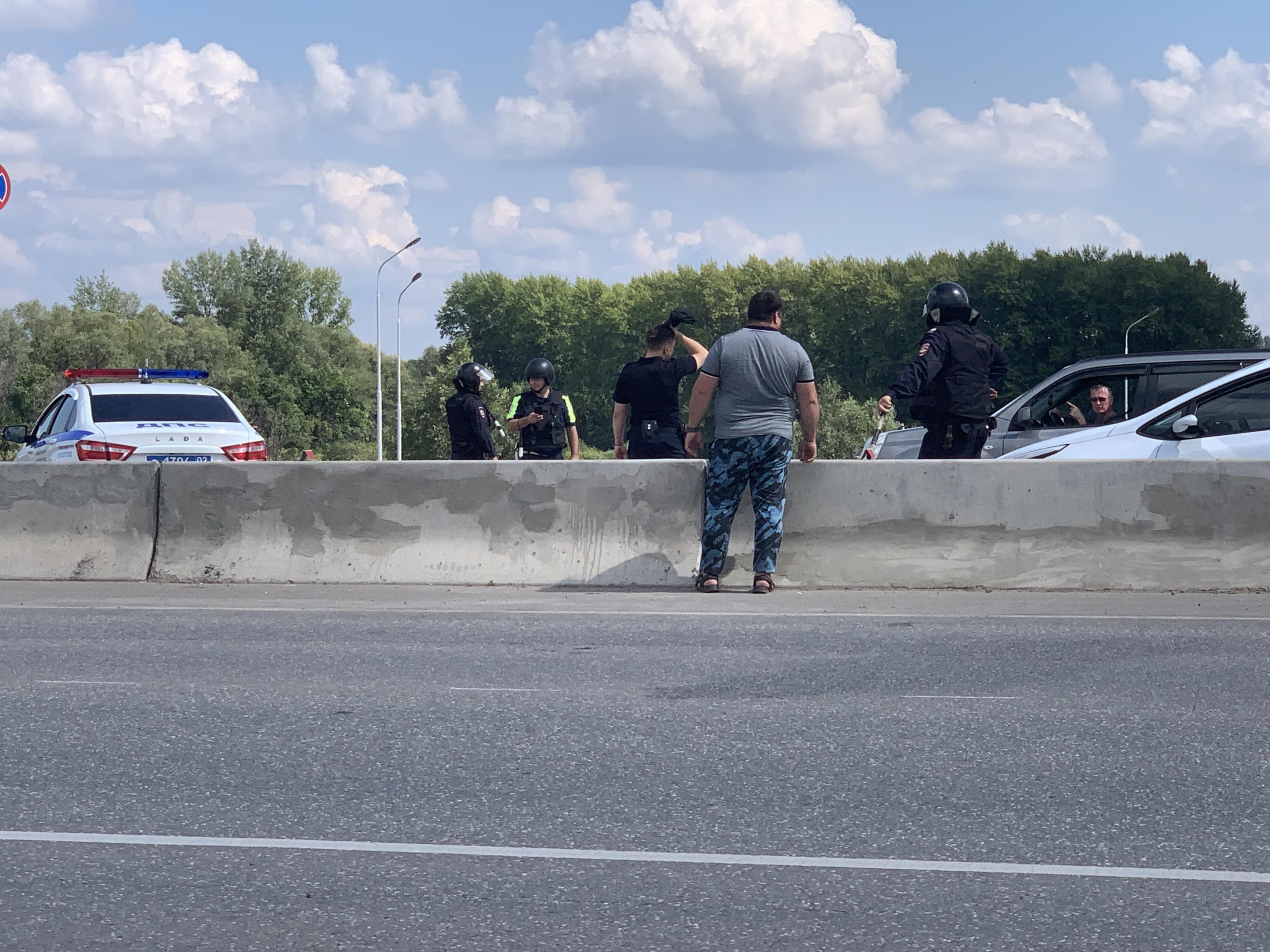 Репортаж с шоссе под Уфой, где люди застряли из-за человека с гранатой и не  могли попасть в город - 3 августа 2023 - УФА1.ру