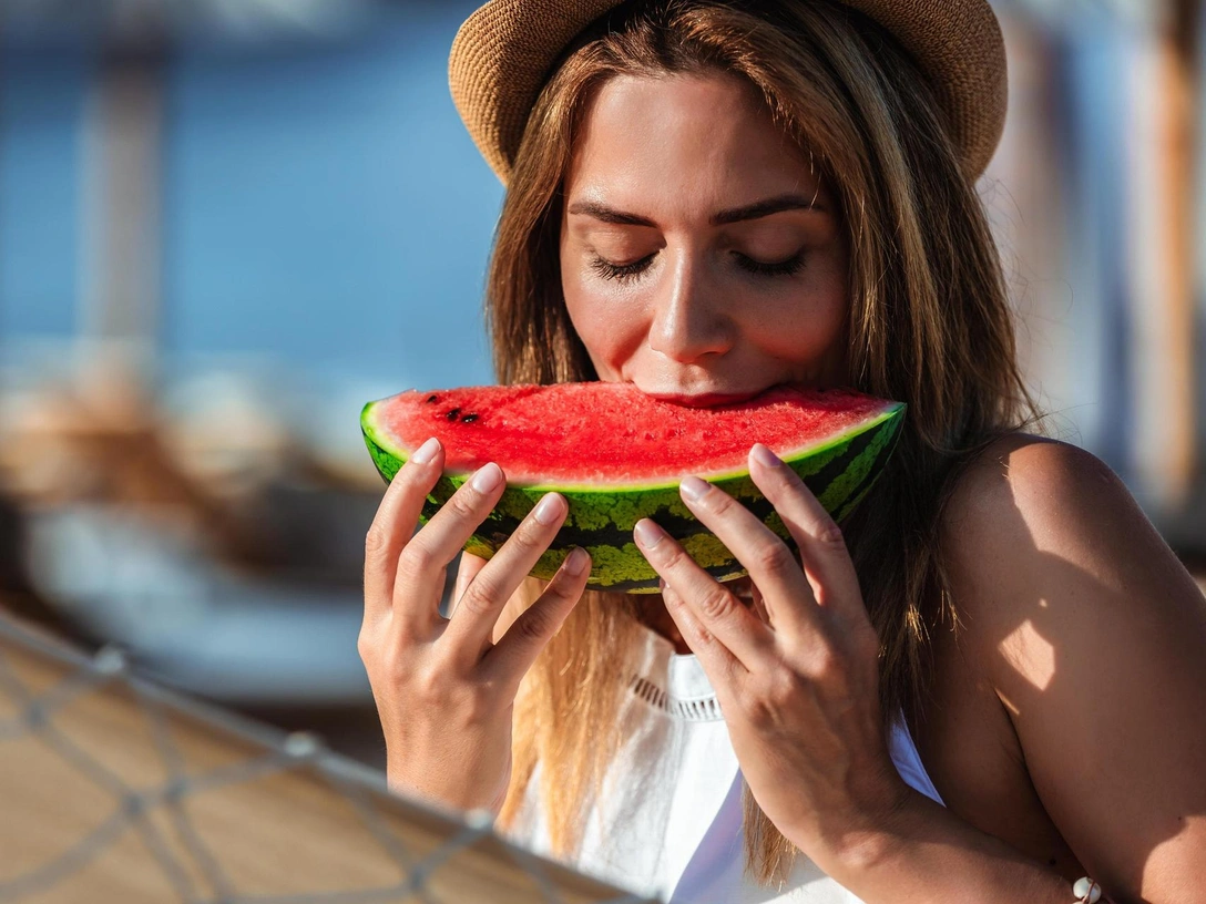 Как выбрать спелый и сладкий арбуз: 3 быстрых теста, которые не подведут | marieclaire.ru