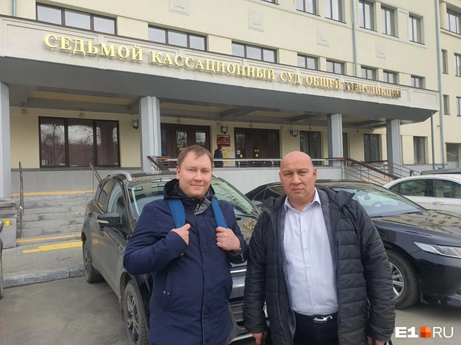 Евгений Швецов (слева) и его адвокат Роман Бикбулатов | Источник: читатель E1.RU