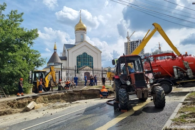 Улицу Пархоменко в Волгограде перекрыли из-за аварии на водоводе