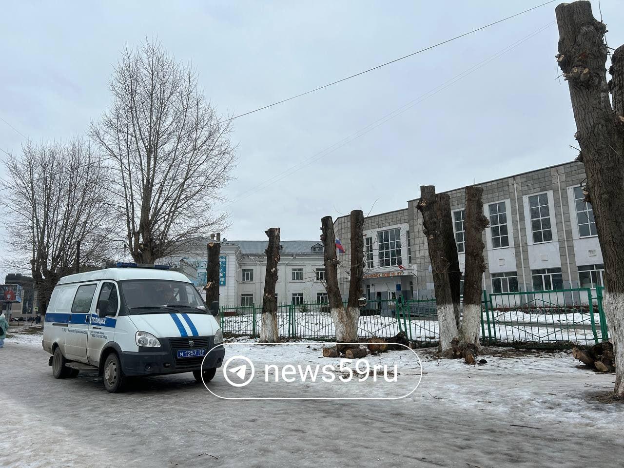 Приехали полиция, реанимация и Росгвардия: что происходило у пермской школы, которой угрожали терактом