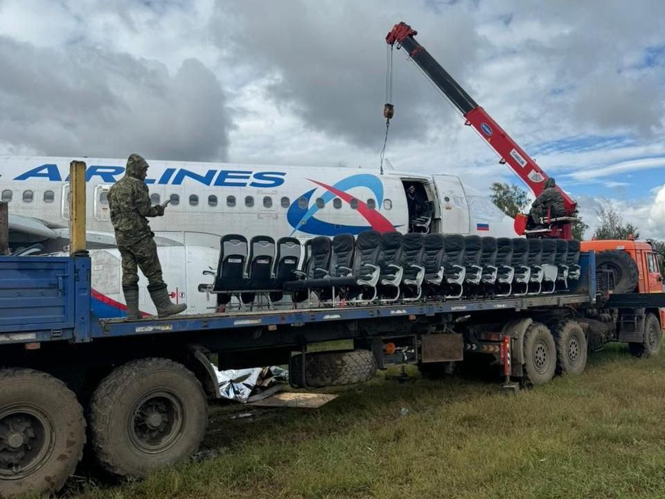 Севший в поле борт уральской авиакомпании начали разбирать — фото с места