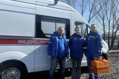 Врачи Новосибирска прошли по ледяной воде к больной