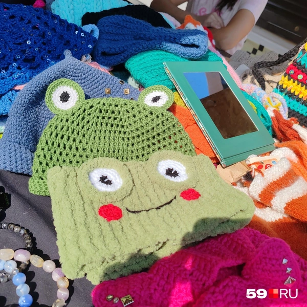 Вязаные повязки&nbsp;— от 800 рублей, шапки&nbsp;— от 1000 рублей | Источник: Марина Кузнецова / 59.RU