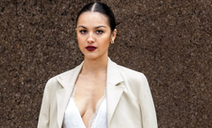 Как носить темную помаду осенью 2022: показывает Оливия Родриго на Неделе моды в Париже