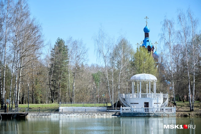 У первого озера в Звездном городке есть белоснежная беседка, где встречаются и гуляют космонавты | Источник: Дмитрий Толстошеев / MSK1.RU