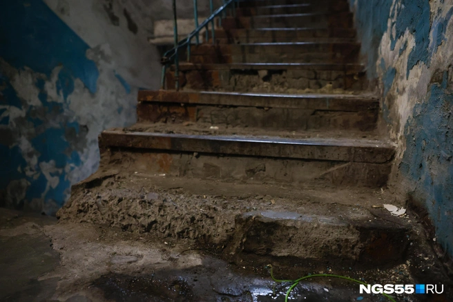 Ступени крошатся под ногами, по стене течет вода | Источник: Евгений Софийчук / NGS55.RU