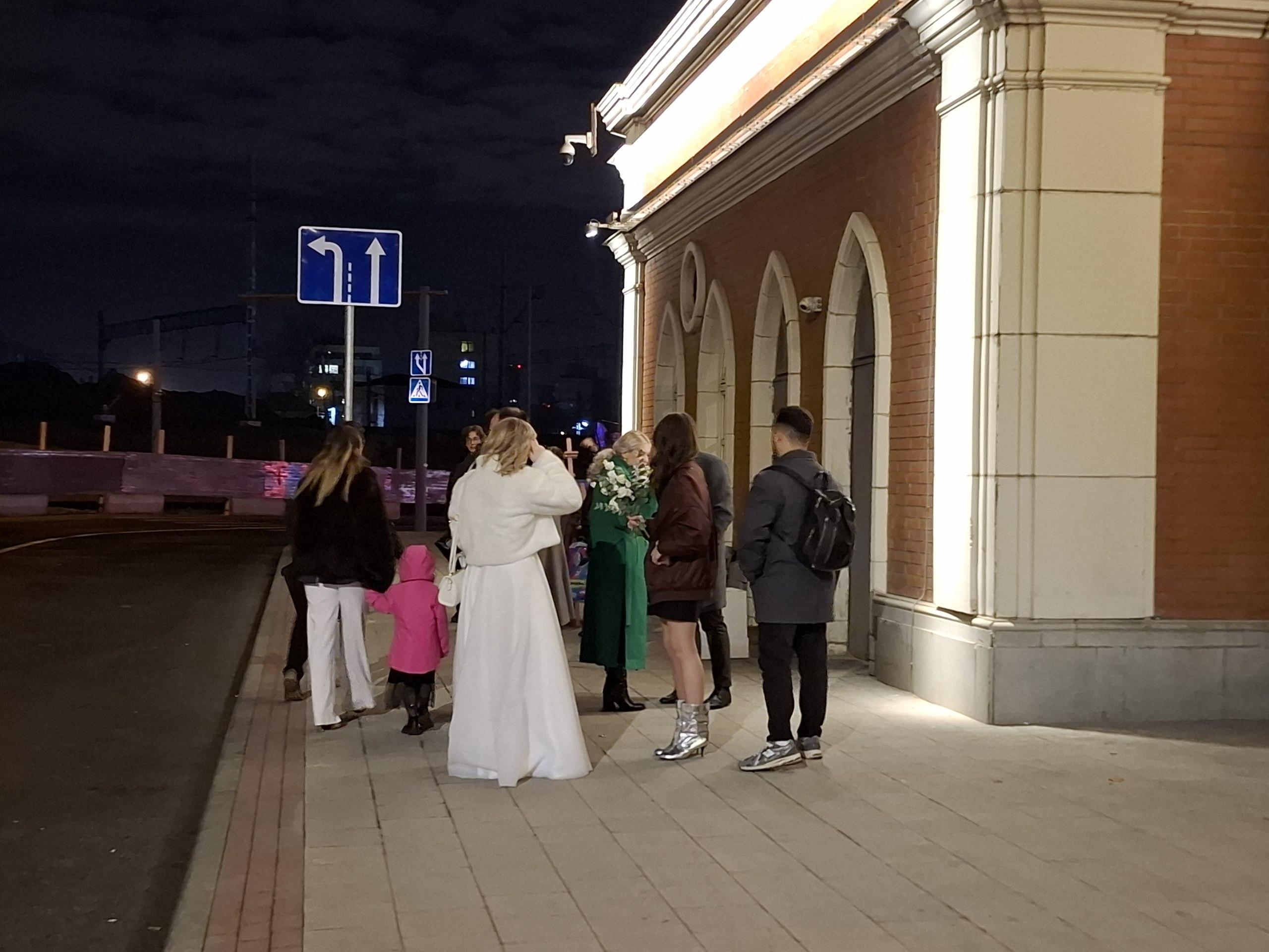 Дежурят силовики, посетителей эвакуировали. Что происходит у парка «Царицыно» после сообщений об уг…
