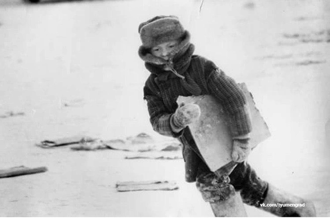 Неважно, шуба или пальто: подвязать шарф вот так, узлом, было обязательно | Источник: Сергей Киселев