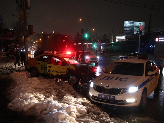 Дорожно-транспортное происшествие случилось вечером 9 октября вблизи остановки «Октябрьский универмаг». | Источник: Андрей Бортко / NGS.RU