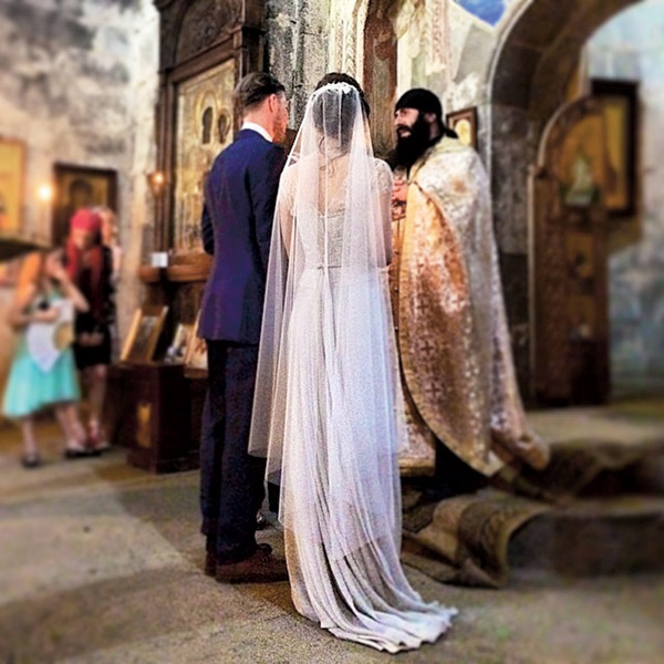 Венчание прошло в древней Троицкой церкви в деревне Гергети, расположенной на высоте 2170 метров у подножия Казбека