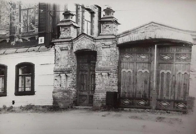 Каменные ворота на ул. Сибирской в 1970-е годы | Источник: Комитет по делам архивов Курганской области / Vk.com