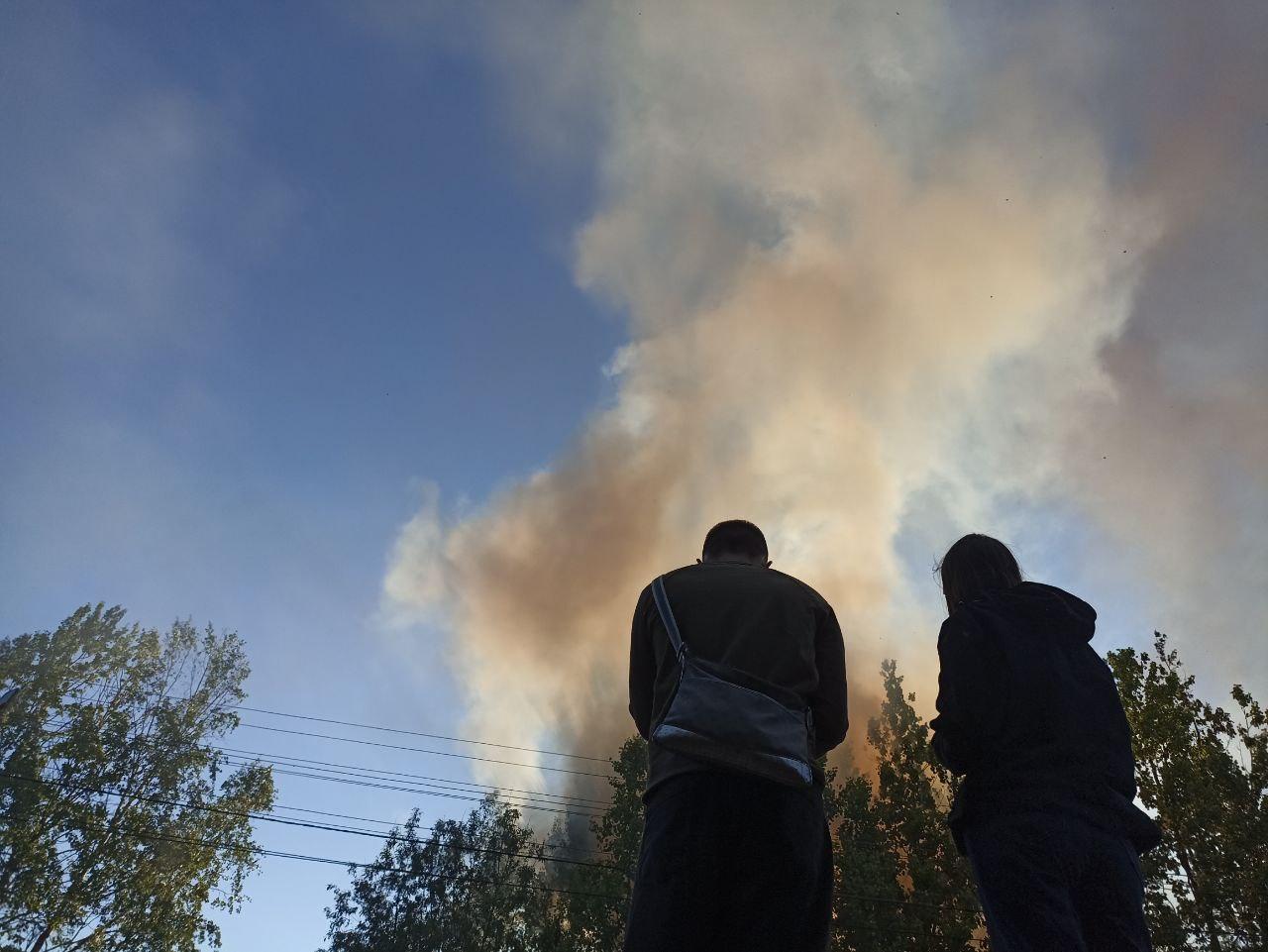 Жители Архангельска столпились у горящего дома: что там происходит — видео