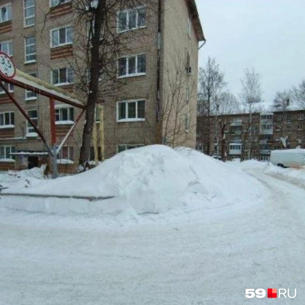 За этот сугроб тоже сделали замечание, но он совсем не меньше тех, что на тротуарах | Источник: читатель 59.RU