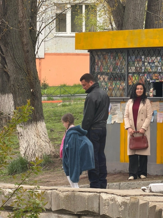 Павел Прилучный с девочкой, которая, возможно, по сценарию — его дочка | Источник: «Центральный район Тольятти» / vk.com