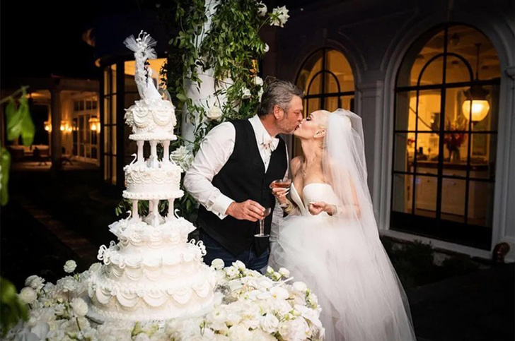 Огромное платье-фата, торт с лепестками роз и собака под юбкой: первые кадры со свадьбы Гвен Стефани