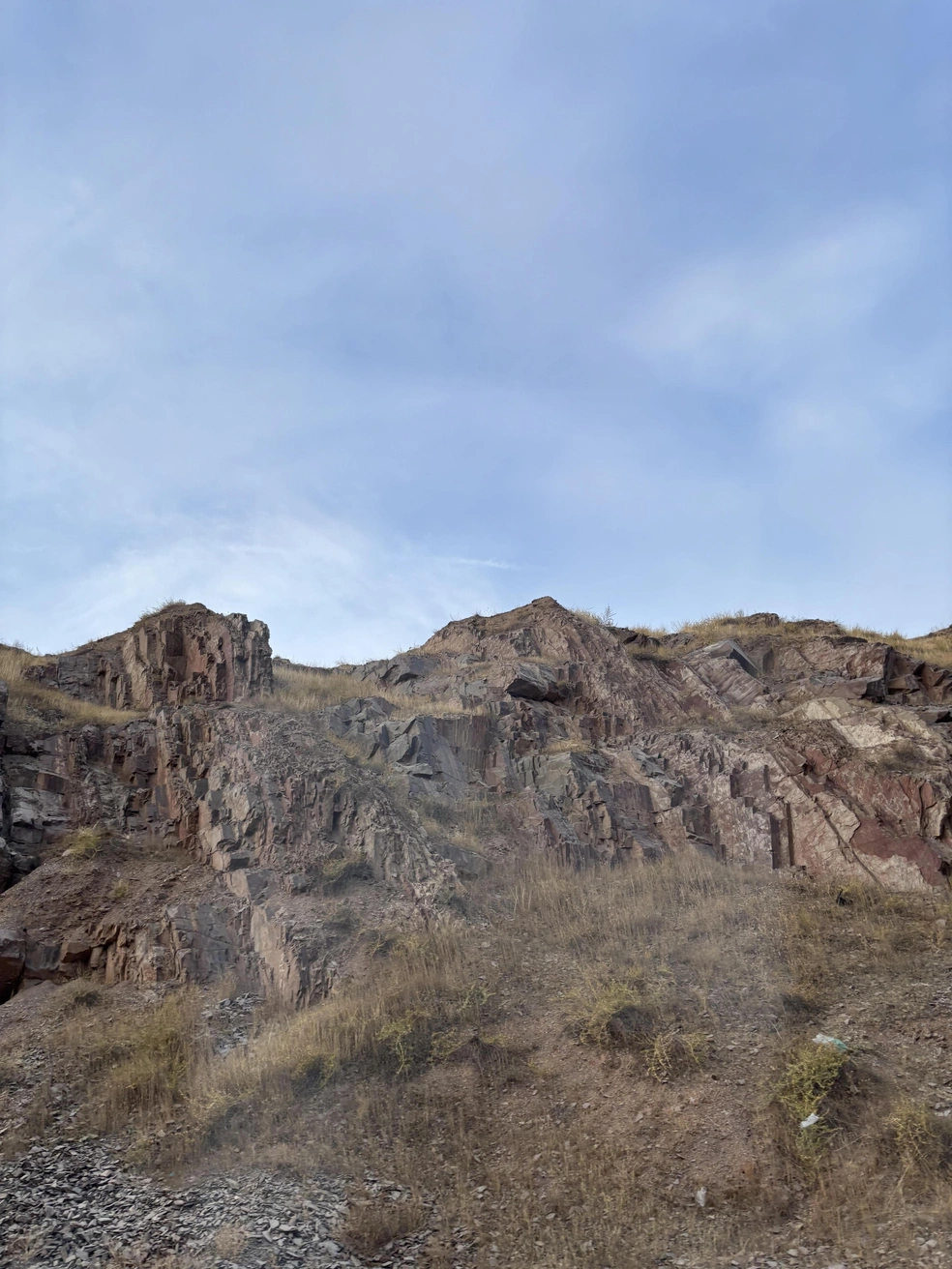 Скалы по дороге в Самарканд | Источник: captainu_lyalya / T.me
