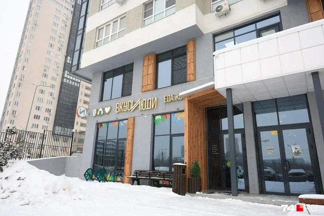 Магазин в ЖК «Западный луч» первым сменил вывеску «Жизньмарт» на «Вкус и люди». Но сейчас здесь тоже все закрыто  | Источник: Михаил Шилкин 