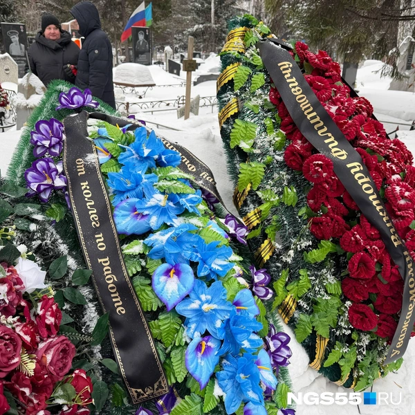 В основном все венки были из красных цветов  | Источник: Евгений Софийчук / NGS55.RU