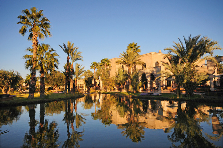 Сады отеля занимают пять гектаров. Посреди пустыни создан настоящий оазис с бесчисленными бассейнами и водопадами.