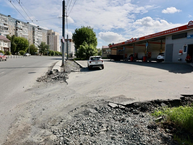 Новая инфраструктура включает узкий газон, велодорожку, тротуар и парковку — места для всех элементов не хватило, дубы попали в зону работ | Источник: Наталья Лапцевич