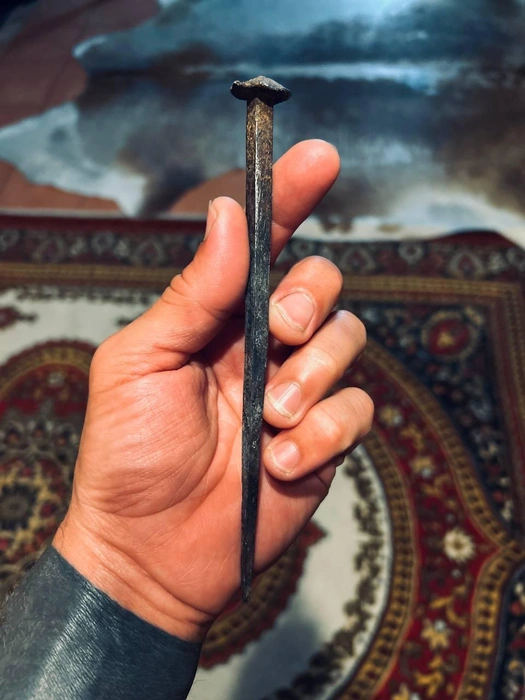 Вот такими длинными гвоздями в доме был приколочен плинтус | Источник: KISURIN / Telegram