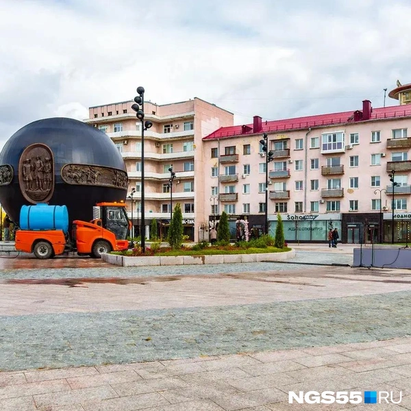 На площади обновили тротуар и клумбы  | Источник: Кирилл Башинский / NGS55.RU 