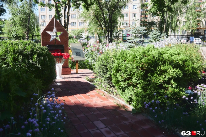 Памятная стела установлена в честь 70-летия Великой Победы в Великой Отечественной войне 1941–1945 годов. Памятник открыт 6 мая 2015 года. Охраняется государством | Источник: Роман Данилкин / 63.RU