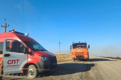 На востоке Оренбуржья тушат степные пожары: 2500 га