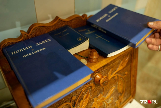 На хлебнице у Николая лежат церковные книги  | Источник: Илья Чикотин 