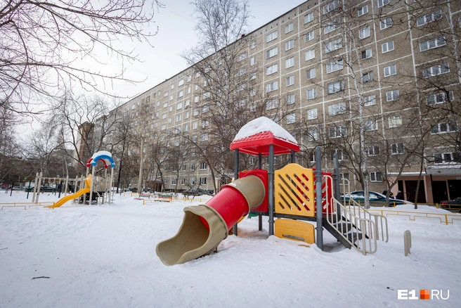 Оборудованная за счет собственников детская площадка тоже теперь стоит непонятно на чьей земле | Источник: Владислав Лоншаков / E1.RU