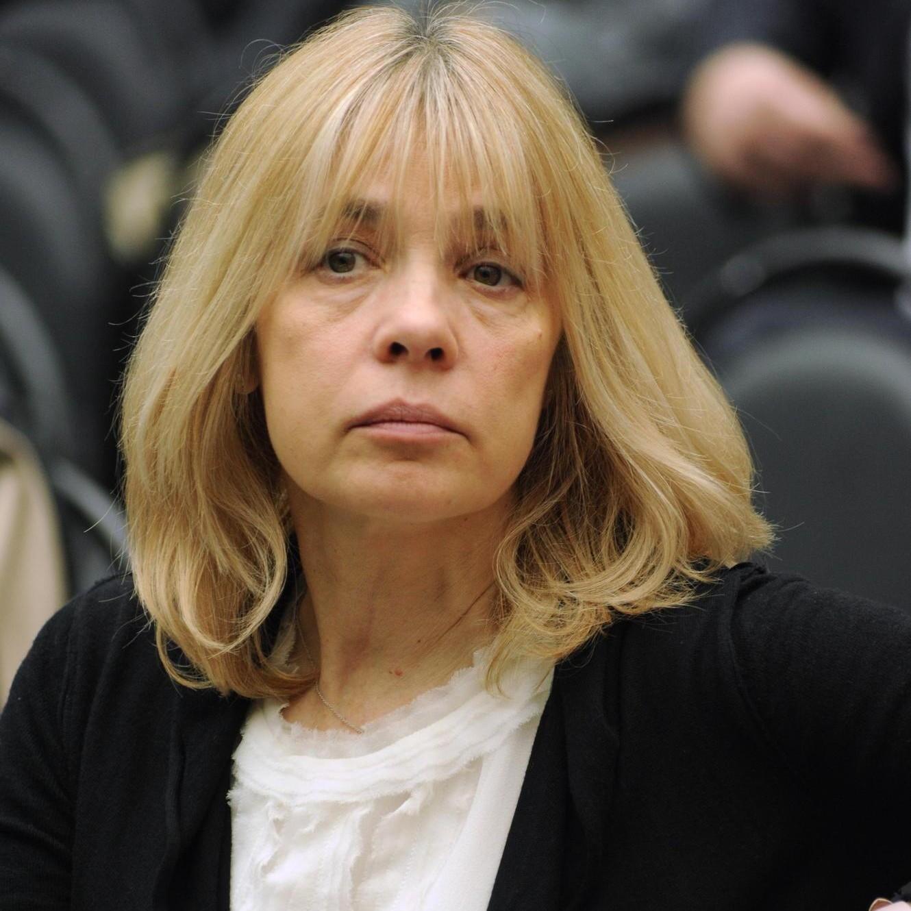 «Вместе по жизни»: старшая дочь Веры Глаголевой Анна показала трогательные семейные кадры с сестрой в честь ее 45-летия