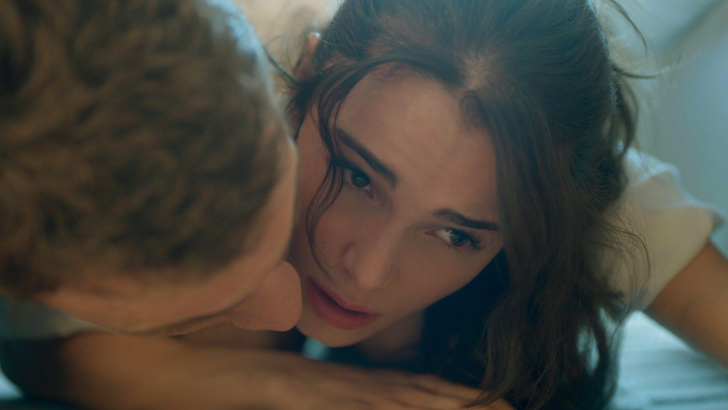 Неки клишеи: како су фанови оценили први фрагмент серије „Ако много волиш“ са Керемом Бурсином