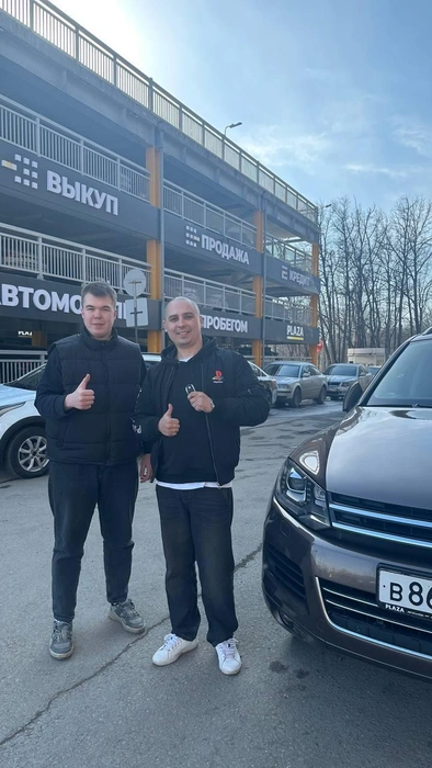 Довольный клиент, который уезжает на своем авто | Источник: Автосалон Plaza