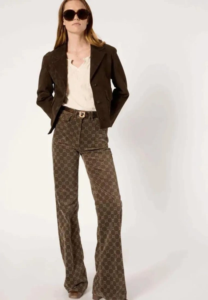 Эти велюровые брюки заменят вам джинсы на зиму: где купить и как правильно стилизовать Эти велюровые брюки заменят вам джинсы на зиму: где купить и как правильно стилизовать