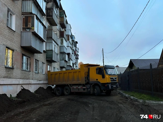 В мэрии рассказали, что здесь делают тротуар, он будет отделен от дома газоном | Источник: читатель 74.RU