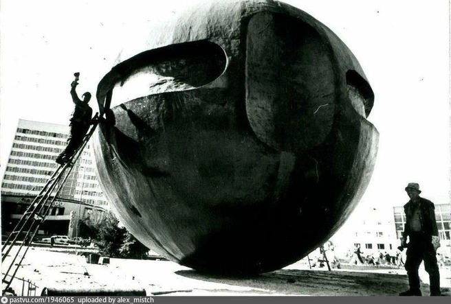 Установка шара в 1997 году | Источник: Pastvu.com