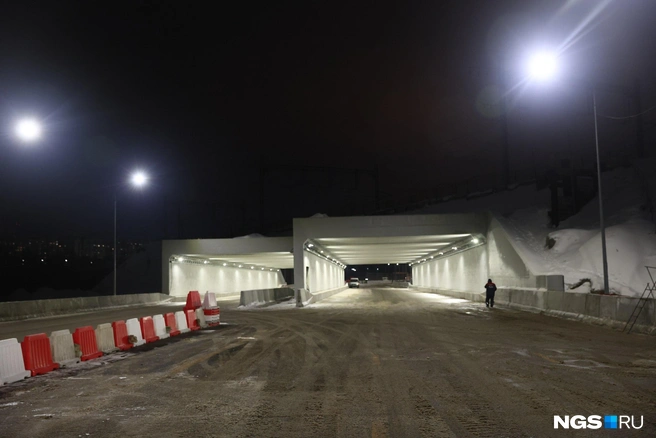 Когда мост сдадут полностью, он станет первой платной дорогой в городе. Максимальная стоимость поездки составит 300 рублей | Источник: Александр Ощепков / NGS.RU