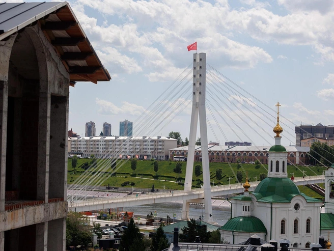 Каждый день будущие жители комплекса будут наблюдать за мостом Влюбленных и гуляющими по нему людьми. | Источник: Ирина Шарова / 72.RU