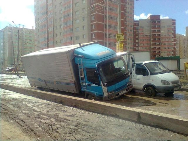 Автомобили увязли в лужах Красноярска