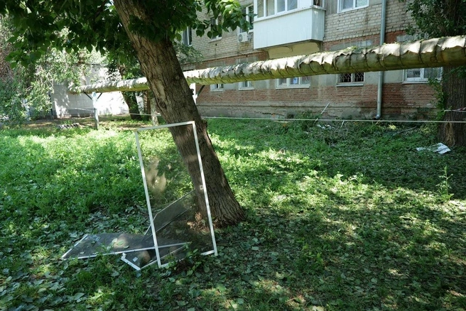 Более 25 квартир повреждены из-за атаки БПЛА в Энгельсе, в основном выбиты окна | Источник: Роман Бусаргин / Telegram