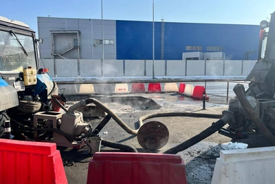 Прорыв трубы в Тюмени вызвал фонтан воды и пара