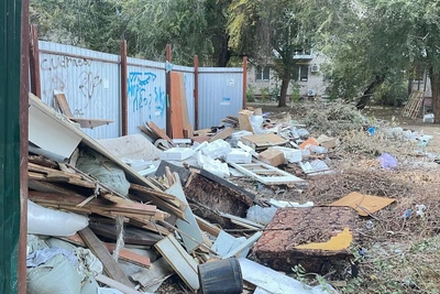 В Волгограде двор дома № 12 по улице КИМ завалило мусором