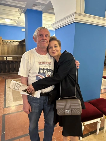 Мужчина по-своему поддерживает звездную дочку