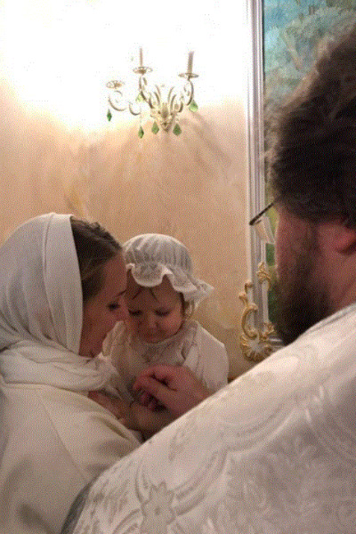 Звезда сериала «Реальные пацаны» Зоя Бербер крестила дочь