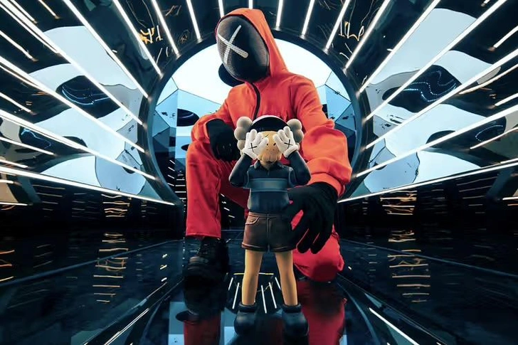 KAWS выпустил куклу из «Игры в кальмара» — и это спойлер третьего сезона | Источник: KAWS x Netflix