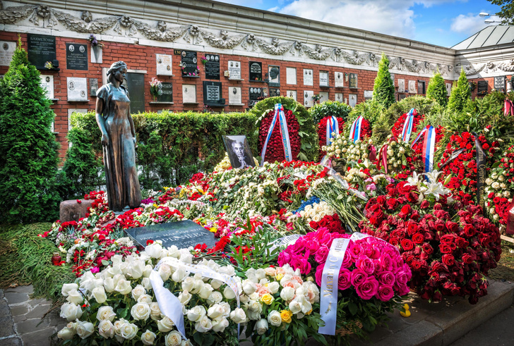 «Скромное надгробие на двоих»: как выглядит могила Михаила Горбачева