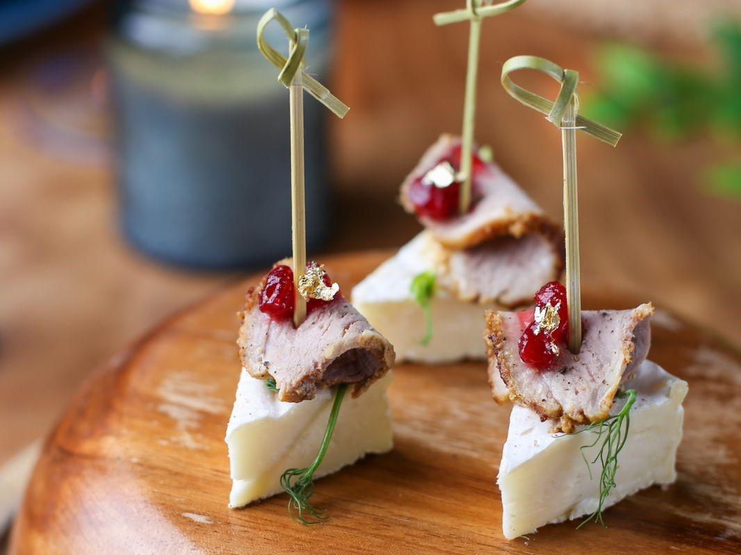 Канапе с апельсиновой уткой и брусничным соусом | marieclaire.ru