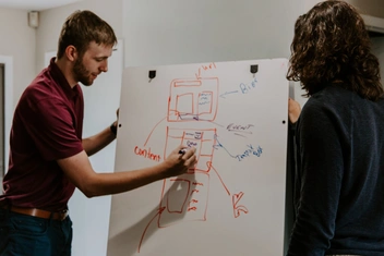 «Окружающие все время отвечают вместо меня. Как отучить их от привычки перебивать?»